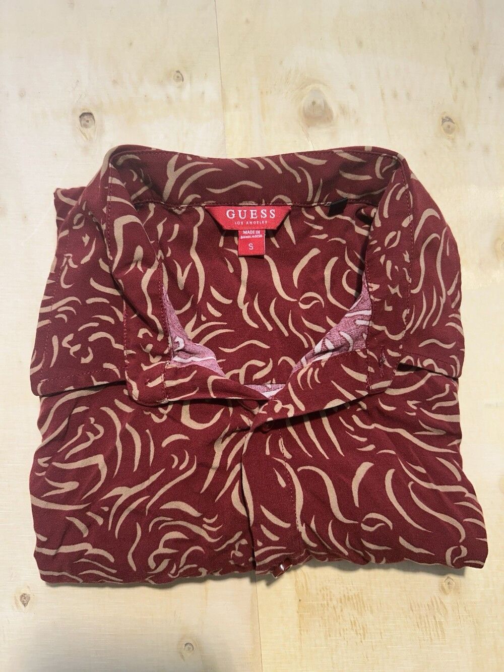 GUESS Men's Red Beige Lion Print Button-Up Shirt Short Sleeve Size S